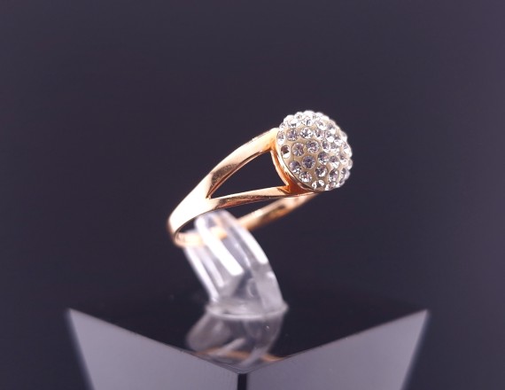 Gold ring with zircons