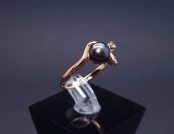 Золотое кольцо с бриллиантом и жемчугом