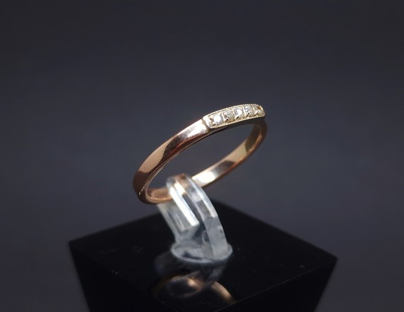 Gold ring with zircons