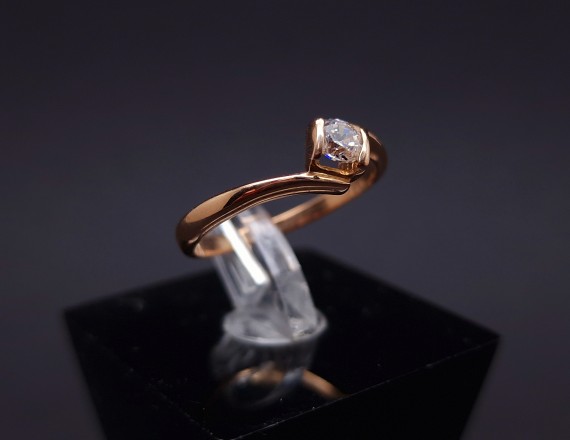 Gold ring with zircon