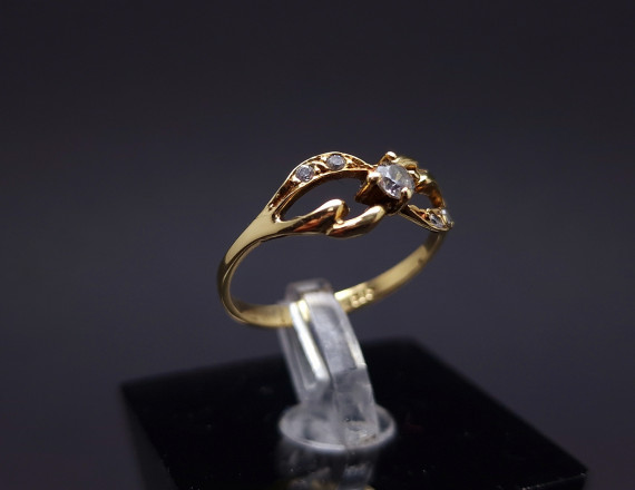 Gold ring with zircons