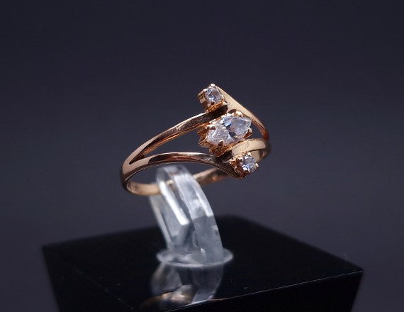 Gold ring with zircons