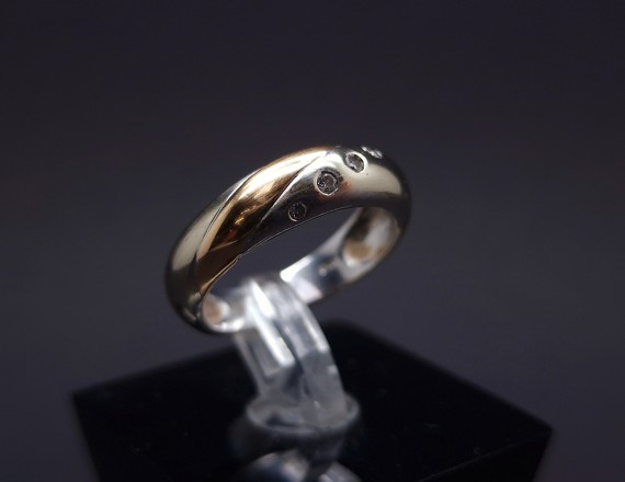 Gold ring with diamonds