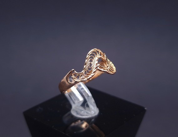 Gold ring 