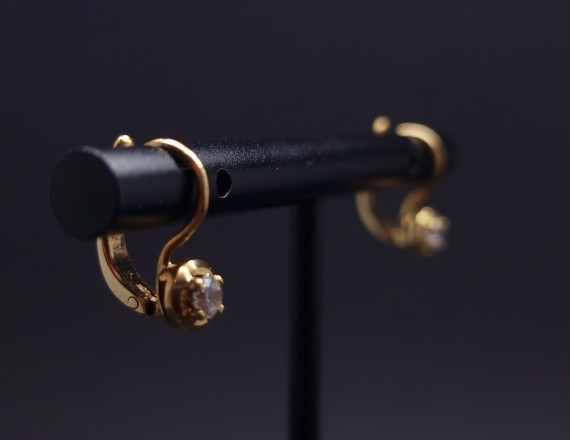 gold earrings with zircons 