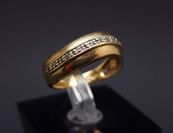 Gold ring with diamonds