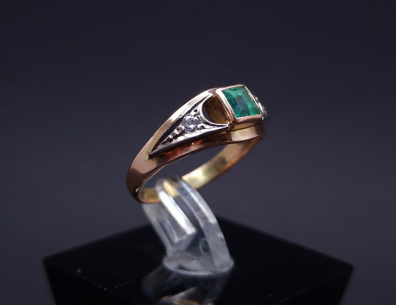 Gold ring with diamonds and colored stone