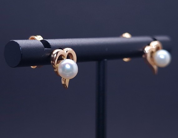 Gold earrings with pearls