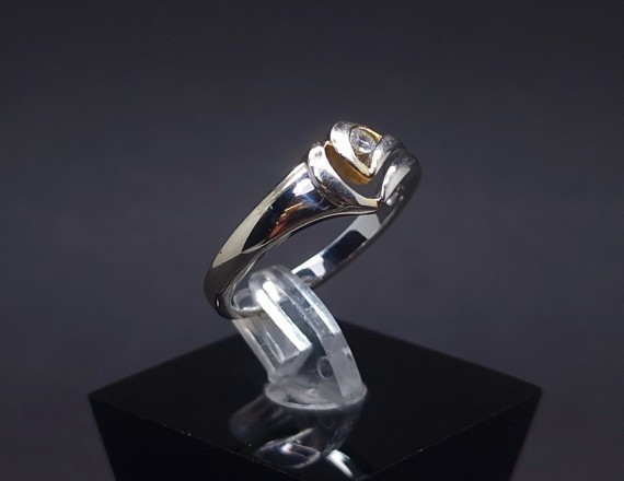 Gold ring with zircon