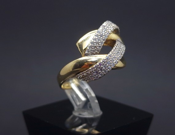 Gold ring with zircons