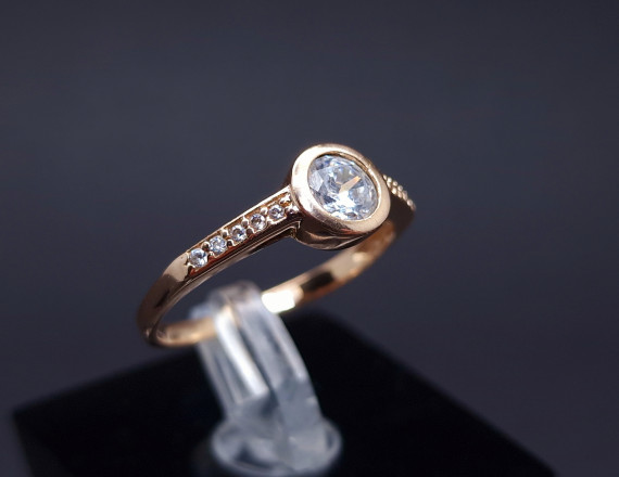 Gold ring with zircons