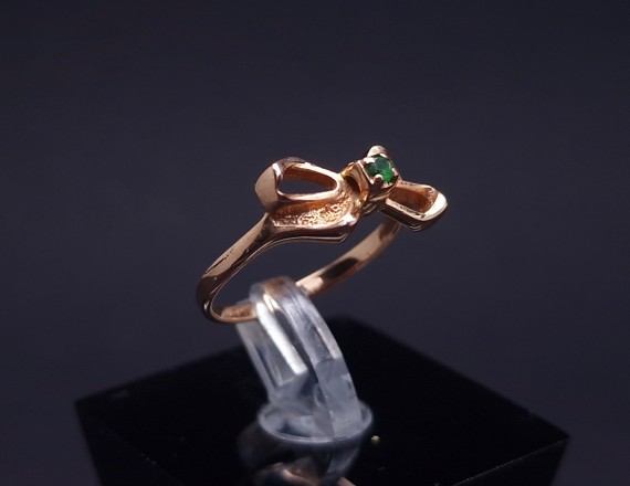 Gold ring with colored stone