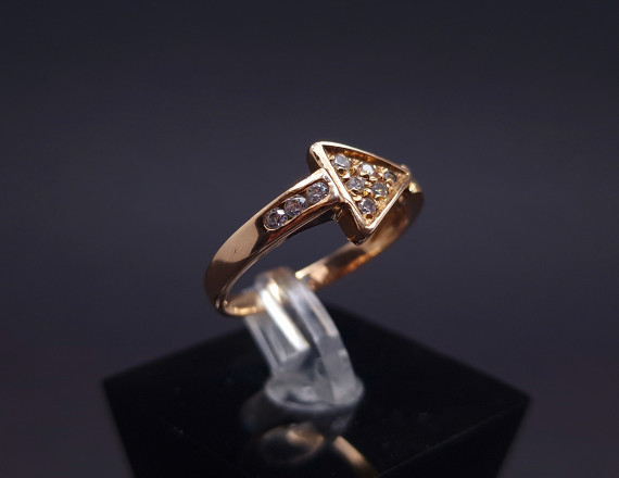 Gold ring with zircons