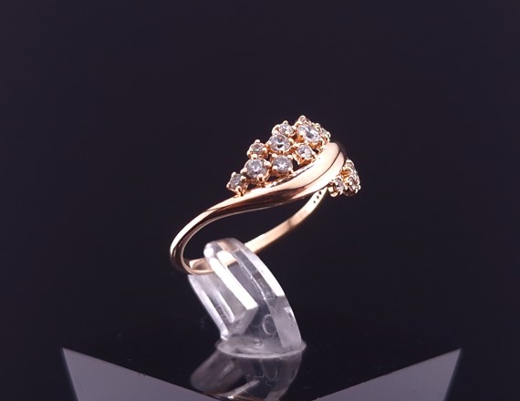 Gold ring with zircons