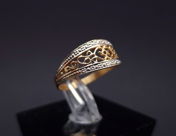 Gold ring 