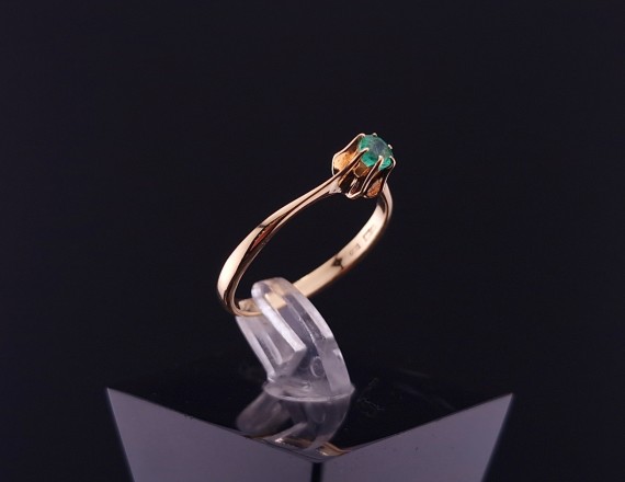 Gold ring with colored stone