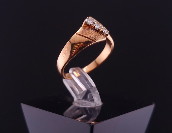 Gold ring with diamonds