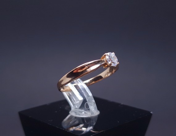 Gold ring with zircon