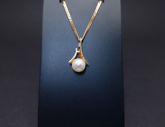 Gold pendant with pearl