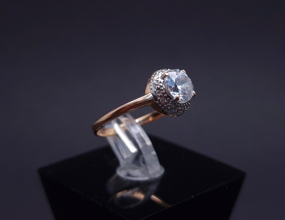 Gold ring with zircons