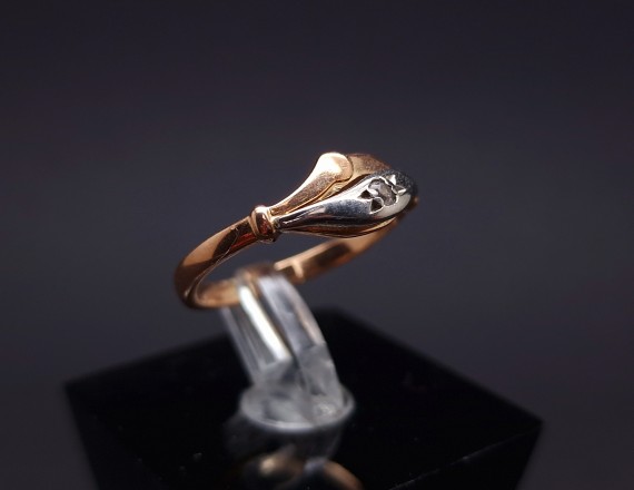 Gold ring with zircon