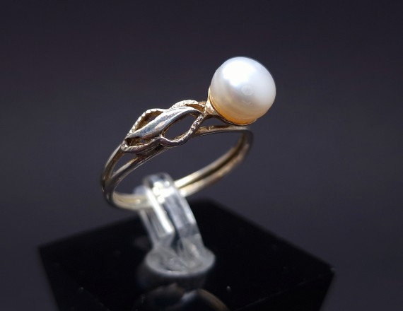 Silver ring with pearls