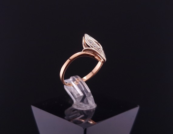 Gold ring with zircons