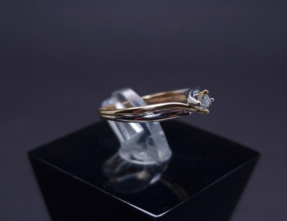 Gold ring with diamond