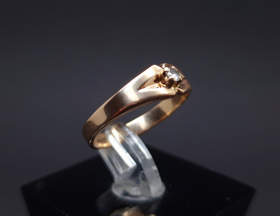 Gold ring with zircon