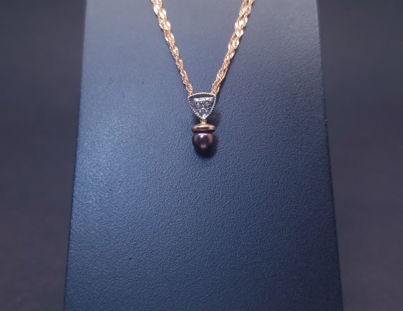 Gold pendant with diamond end pearls