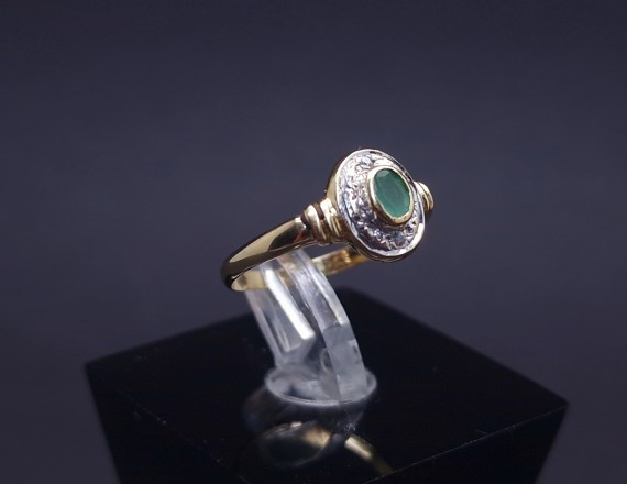 Gold ring with colored stones