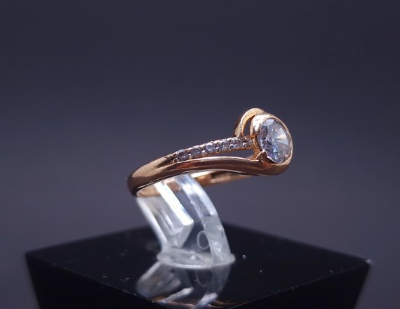 Gold ring with zircons