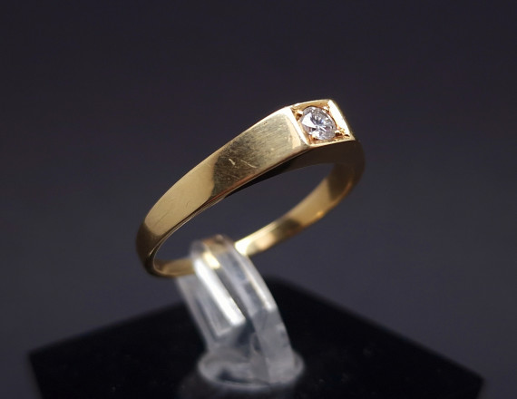 Gold ring with diamond