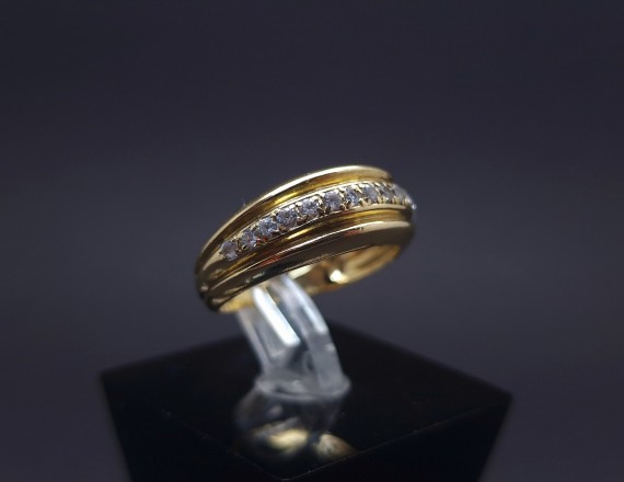 Gold ring with zircons