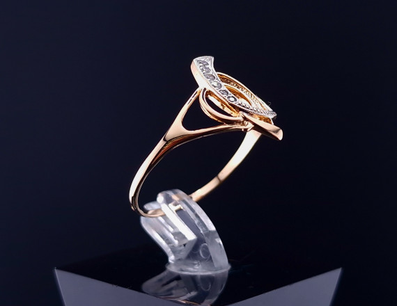 Gold ring with zircons