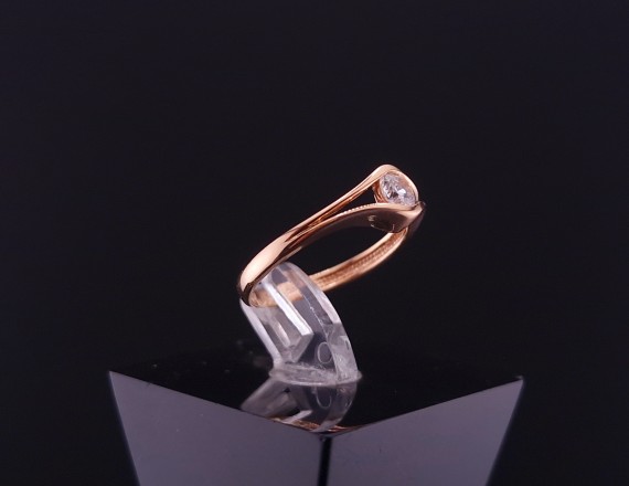 Gold ring with zircon