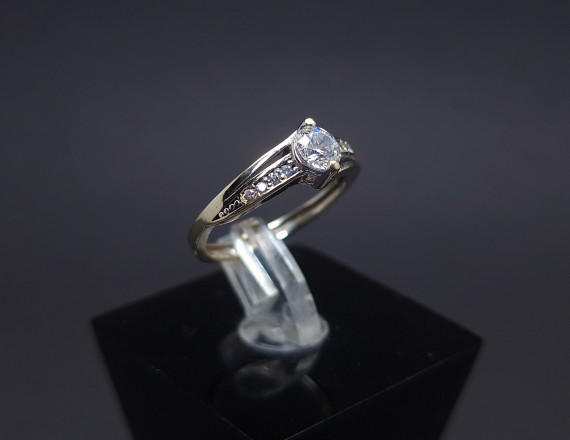 Gold ring with zircons