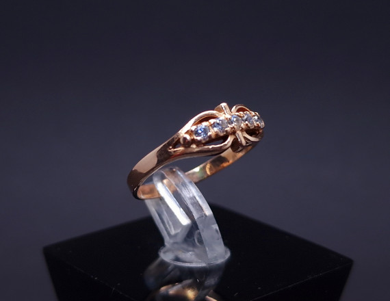 Gold ring with zircons