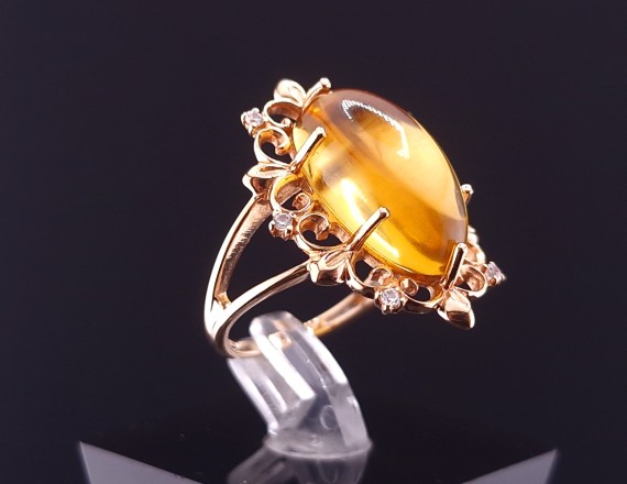 Gold ring with citrine and fianites