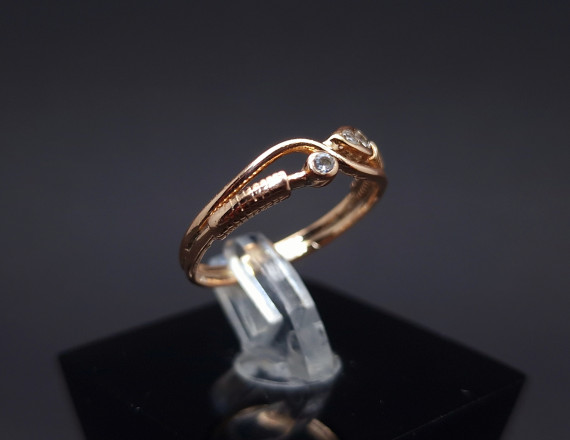 Gold ring with zircons