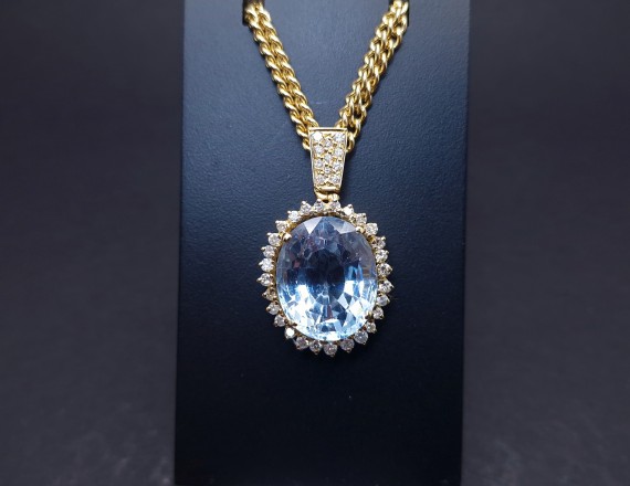 Gold pendant with diamonds and colored stone