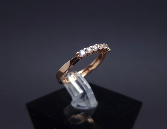 Gold ring with zircons