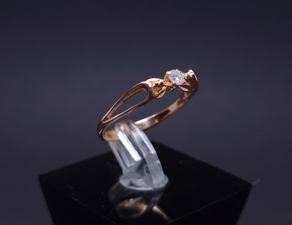 Gold ring with diamond