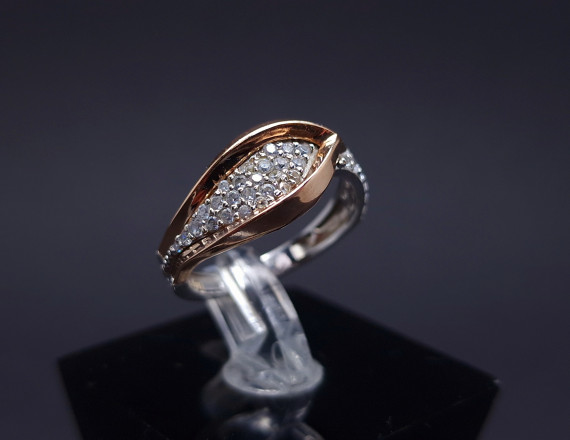 Gold ring with zircons