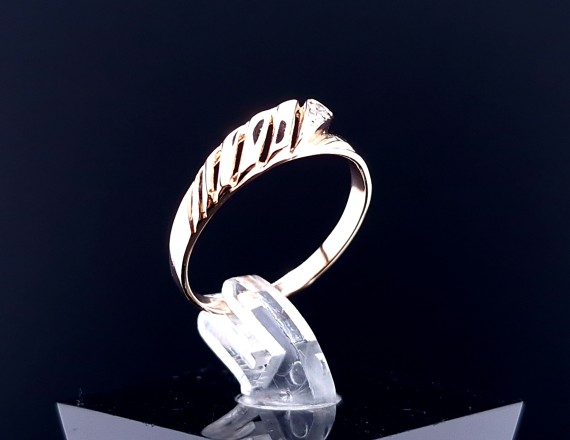 Gold ring with zircons