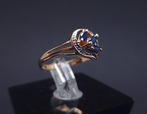 Gold ring with diamonds and sapphires