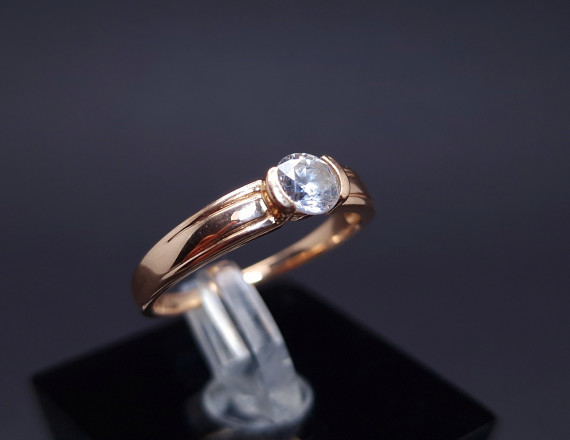 Gold ring with zircon