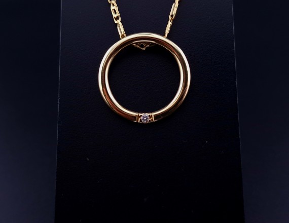 Gold pendant with diamond