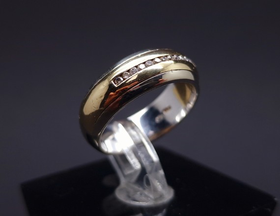 Gold ring with diamonds