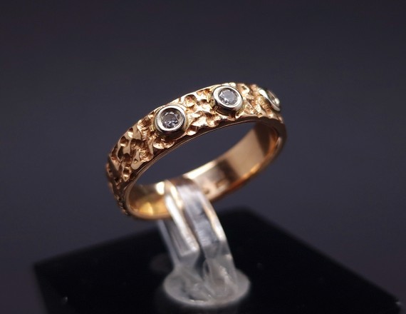 Gold ring with diamonds